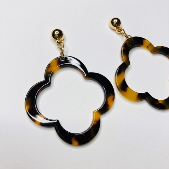 Kathleen Lucite Tortoise Clover Dangle Earrings - Picture 4 of 4